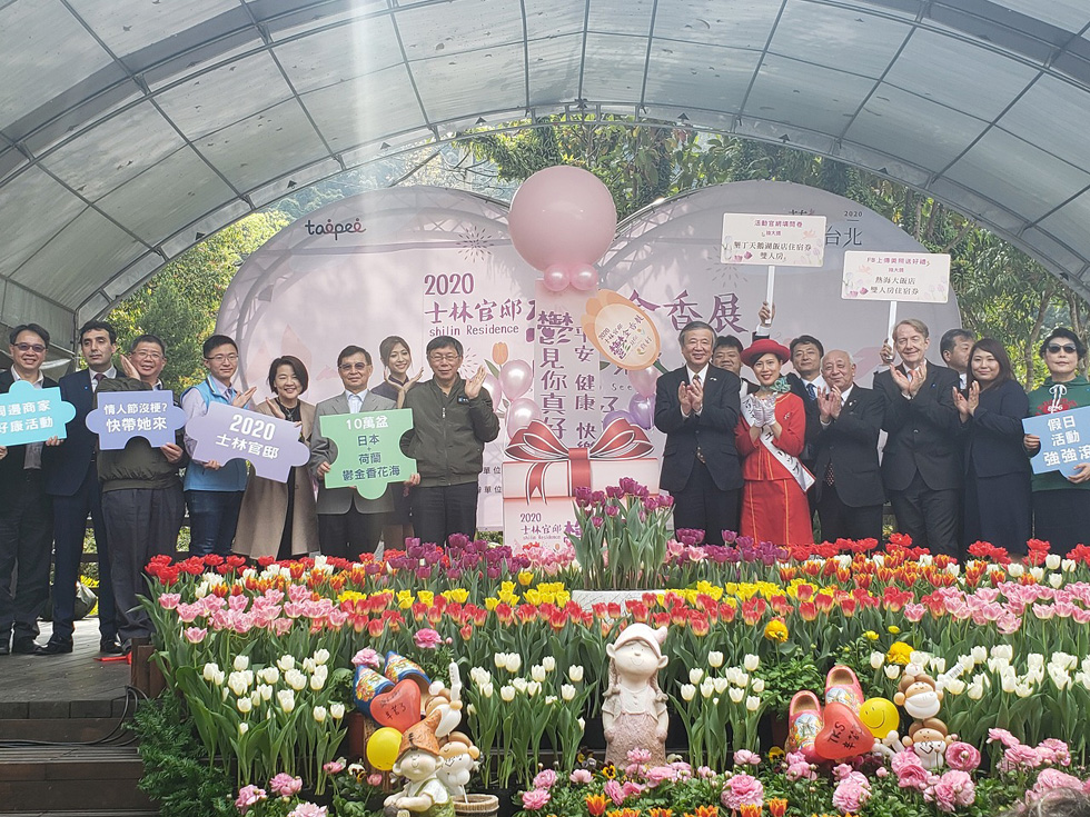 以鬱金香的姿勢合影留念