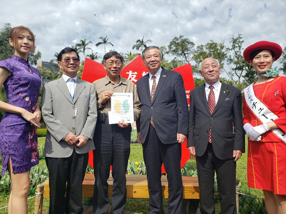 在紀念館前合影留念