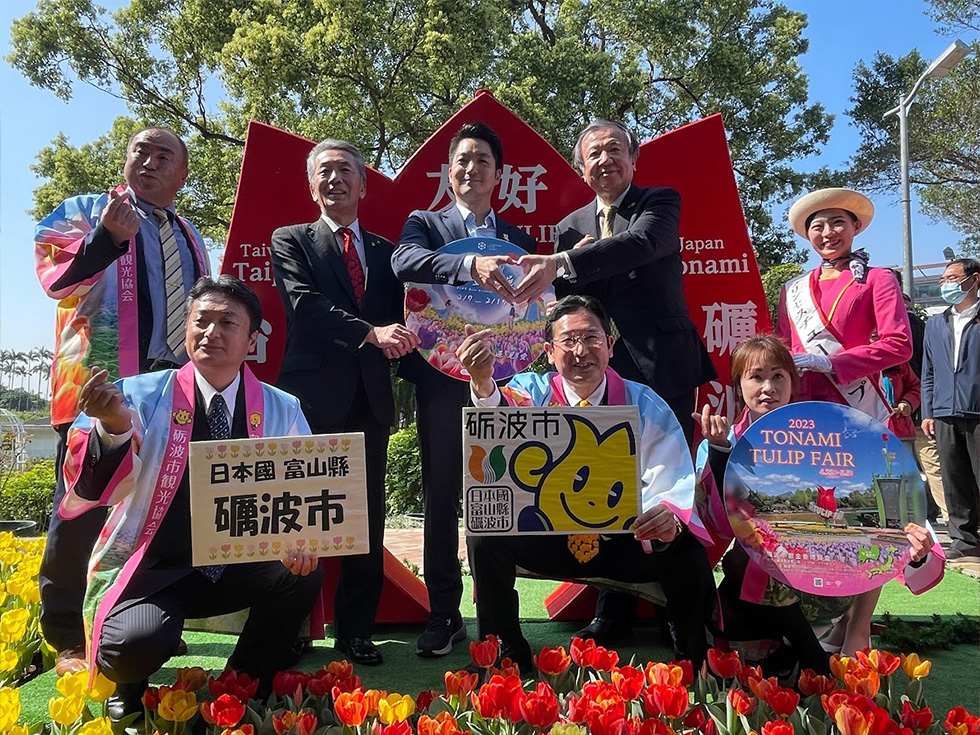 在紀念館前合影留念